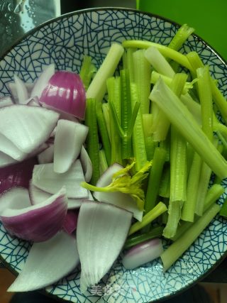 洋葱芹菜炒猪肉步骤3