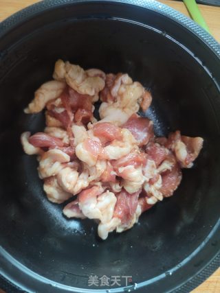 洋葱芹菜炒猪肉步骤1