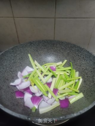 洋葱芹菜炒猪肉步骤6