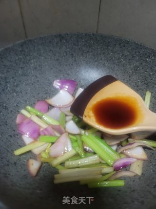 洋葱芹菜炒猪肉步骤8