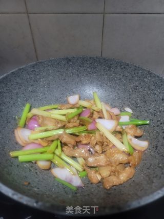 洋葱芹菜炒猪肉步骤9