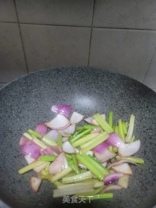 洋葱芹菜炒猪肉步骤7