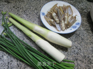 韭菜花蛏子炒茭白步骤1