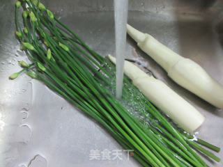 韭菜花蛏子炒茭白步骤3