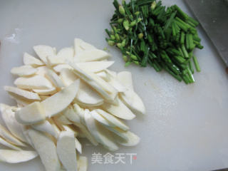 韭菜花蛏子炒茭白步骤4