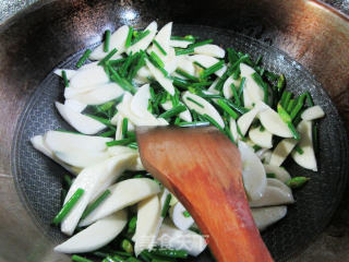 韭菜花蛏子炒茭白步骤5