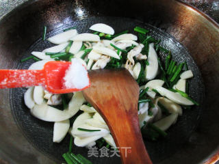 韭菜花蛏子炒茭白步骤7