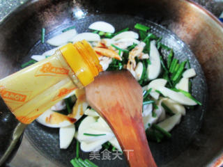 韭菜花蛏子炒茭白步骤8