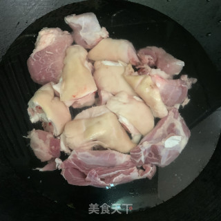 客家黄酒焖猪脚步骤1