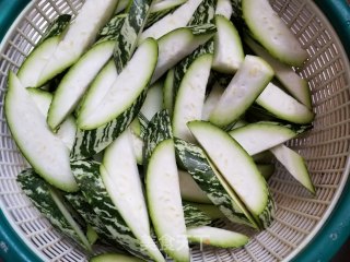 腊肉炒蛇瓜步骤3
