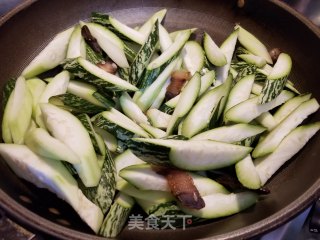 腊肉炒蛇瓜步骤8