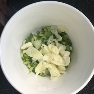 佛手瓜炒木耳步骤2