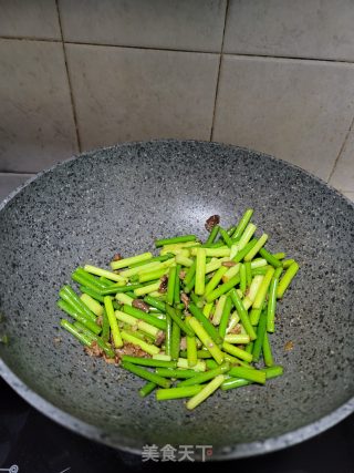 肉末炒蒜薹步骤4