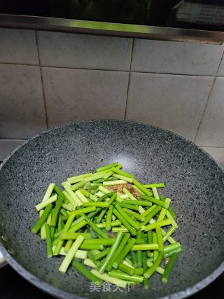 肉末炒蒜薹步骤3
