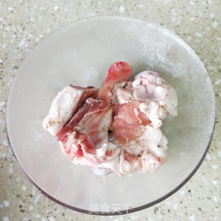 筒子骨蒸土豆 步骤1