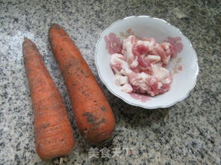 五花肉炒胡萝卜步骤1