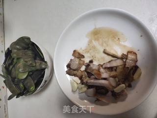 扁豆炒五花肉盖烧饭步骤2