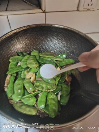 扁豆炒五花肉盖烧饭步骤5