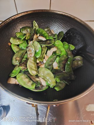 扁豆炒五花肉盖烧饭步骤4