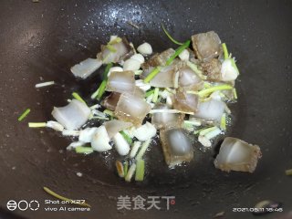 五花肉炒芦笋步骤2