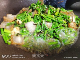 五花肉炒芦笋步骤5
