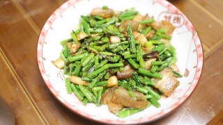五花肉炒芦笋步骤6