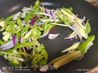 青椒丝炒牛肉步骤4