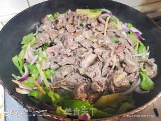 青椒丝炒牛肉步骤5