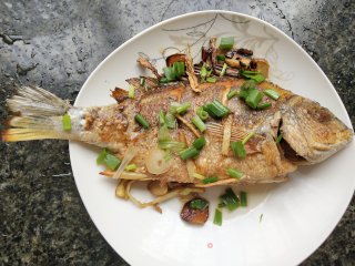 干煎海鲫鱼步骤8