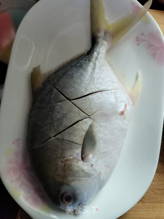 洋葱豆豉蒸鲳鱼步骤1