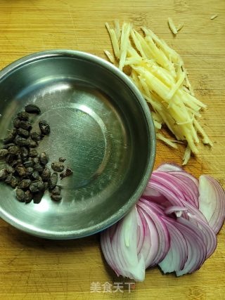 洋葱豆豉蒸鲳鱼步骤2
