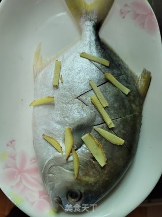 洋葱豆豉蒸鲳鱼步骤3