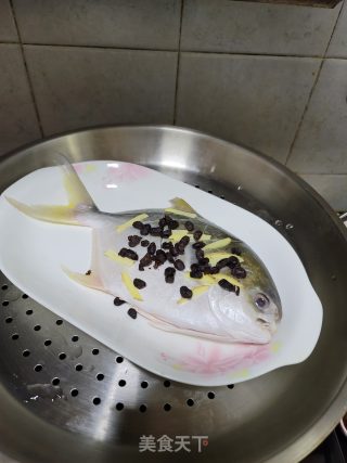 洋葱豆豉蒸鲳鱼步骤4