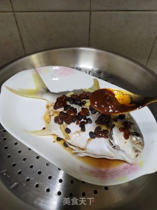 洋葱豆豉蒸鲳鱼步骤5