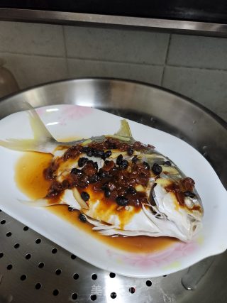 洋葱豆豉蒸鲳鱼步骤6