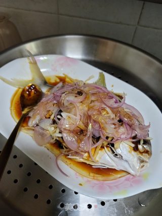 洋葱豆豉蒸鲳鱼步骤8