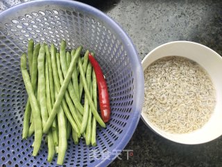 银鱼干炒四季豆步骤1