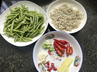 银鱼干炒四季豆步骤3