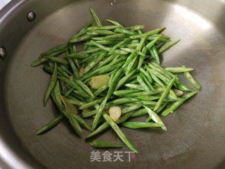 银鱼干炒四季豆步骤5