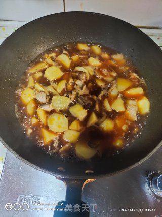 土豆焖肉盖烧饭步骤4
