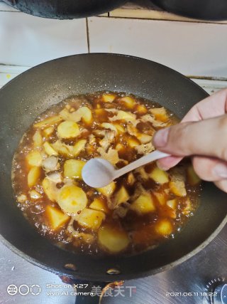土豆焖肉盖烧饭步骤5