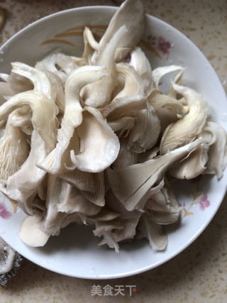 平菇炒鸡蛋步骤1