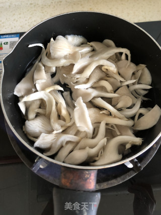 平菇炒鸡蛋步骤2