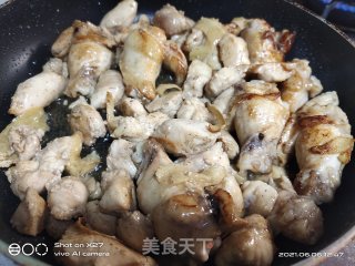 木耳红烧鸡盖烧饭步骤4