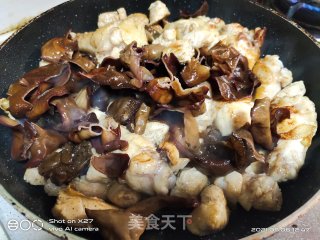木耳红烧鸡盖烧饭步骤5