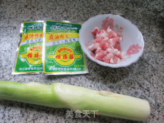 榨菜丝五花肉炒茭白步骤1