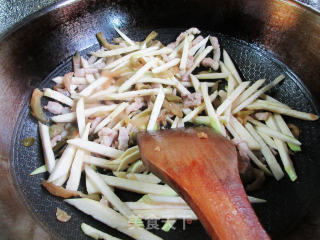 榨菜丝五花肉炒茭白步骤6