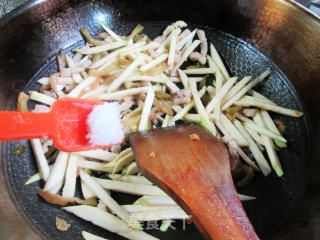 榨菜丝五花肉炒茭白步骤7