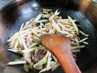 榨菜丝五花肉炒茭白步骤9