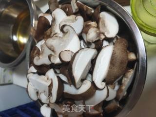 油炸五花肉炒香菇步骤3